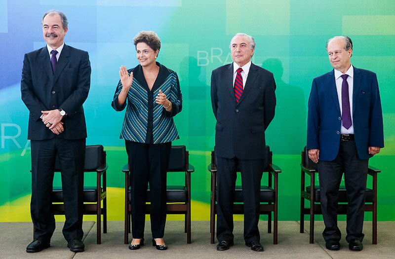 Ministro Aloizio Mercadante (Casa Civil), Dilma Rousseff, o vice-presidente Michel Temer e o novo ministro Renato Janine Ribeiro