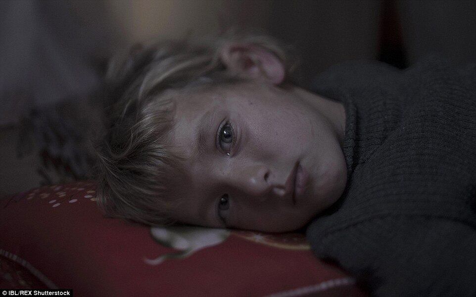 Walaa
tem pavor do seu travesseiro. Ela descansava quando ataques ocorreram perto de
sua casa, em Aleppo. Ela tem 5 anos