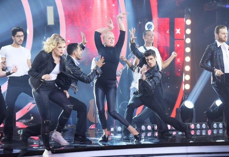 Contra os padrões, Xuxa e os bailarinos aderiram um look despojado para abrir a noite de competição! Usando uma calça cigarrete preta até o tornozelo, a apresentadora fez uma homenagem ao cantor Elvis Presley