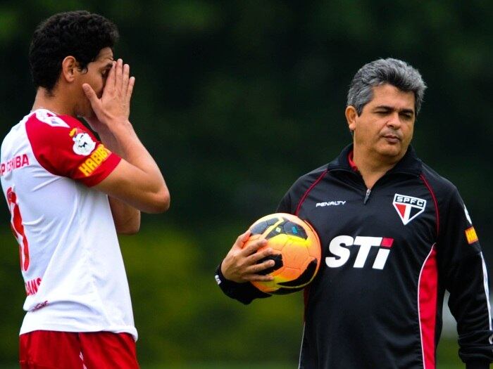 Após ser criticado pelo camisa 1, Ney Franco revelou que, durante a sua
passagem pelo Tricolor, não teve em Ceni o “capitão que precisava”. No
entanto, Leão, que conhece bem os bastidores do Morumbi, garantiu que
nunca teve problemas de relacionamento com o capitão