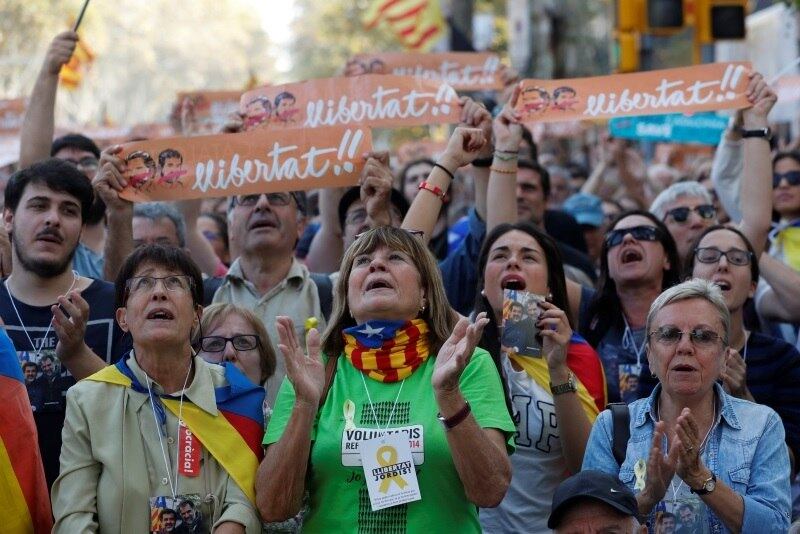 Parlamentares do Partido Socialista, do Partido Popular e da legenda Ciudadanos, que se opõem à independência, deixaram o Parlamento em protesto antes do início da votação