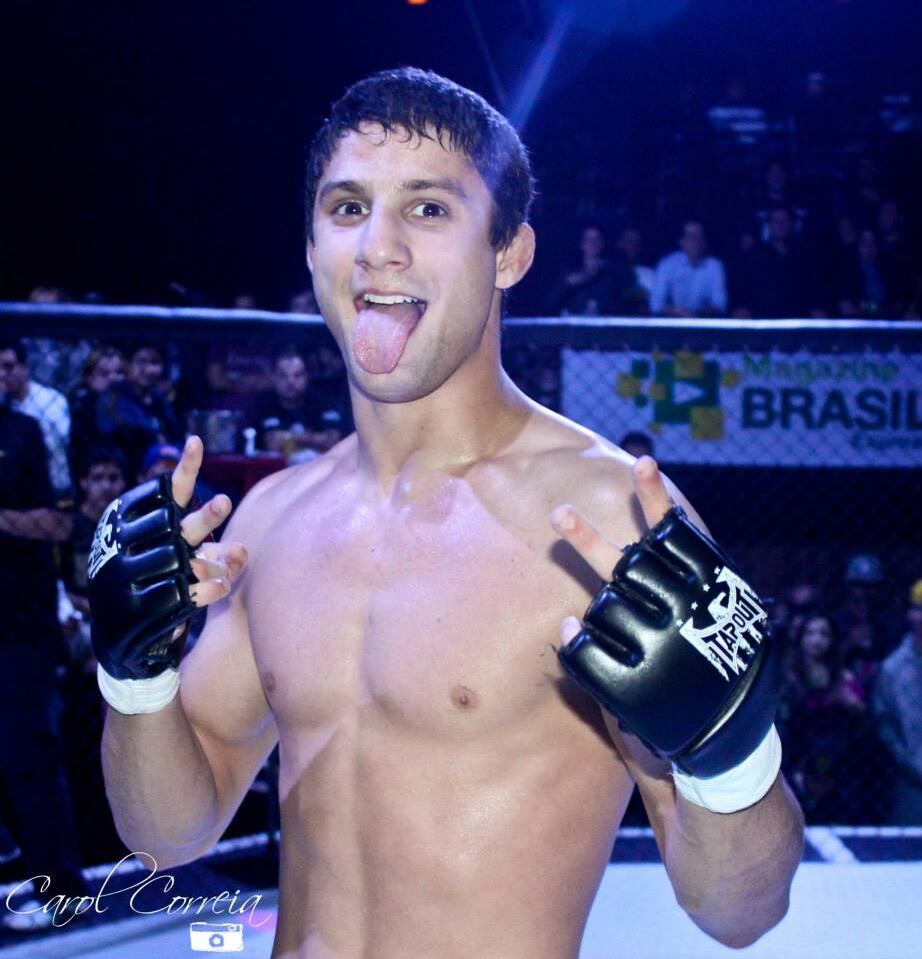 Allan Nascimento será outro nome de peso no SFT 2. Com
apenas 22 anos, o atleta conta com um cartel invejável com dez vitórias e
apenas duas derrotas. ‘Puro Osso’, como é conhecido, vem de um revés no Elite
FC 5, e precisa de um triunfo para voltar a sorrir no esporte