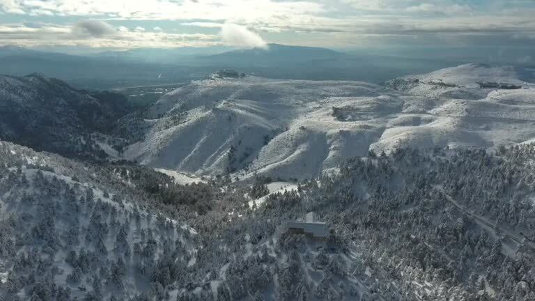 Estradas tiveram de ser fechadas ao tráfego e houve relatos de cortes de energia elétrica