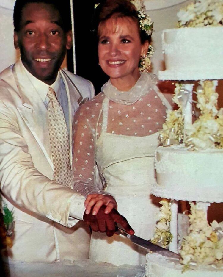 Em 1990, o Rei do Futebol começou um namoro com a cantora Assíria Nascimento. Os dois se casaram em 1994 e tiveram os gêmeos Joshua e Celeste. O casamento durou 14 anos e eles se divorciaram em 2008.