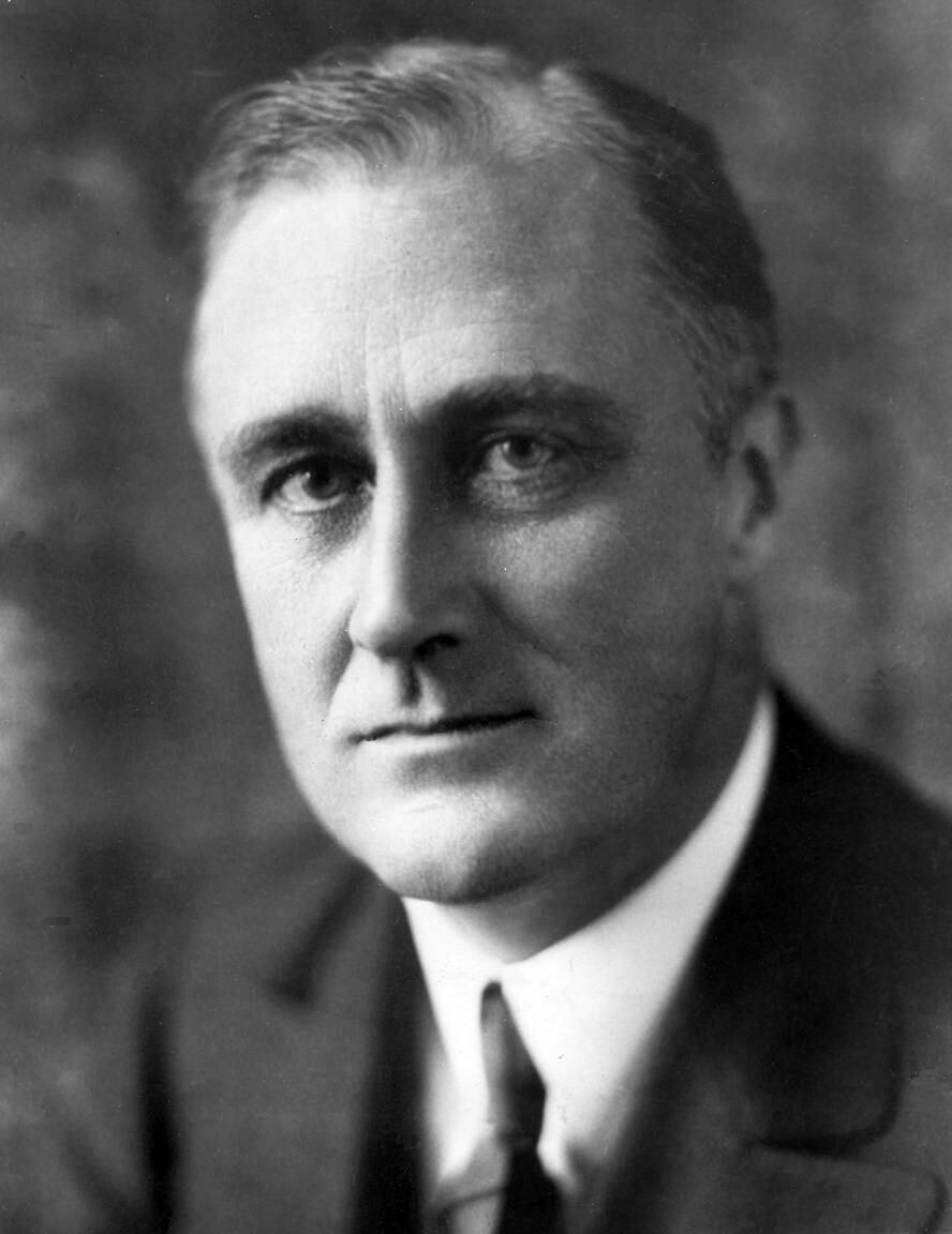Franklin Roosevelt foi o responsável pela entrada dos Estados Unidos na 2ª Guerra Mundial. Como presidente, ordenou a resposta ao ataque de Pearl Harbor, base americana que foi bombardeada pelos japoneses e se tornou o motivo da entrada dos EUA na guerra.
Eleito como senador democrata do Estado de Nova York em 1910, passou a ser secretário-adjunto da Marinha americana entre 1913 e 1921. No período da 1ª Guerra, ajudava a na inteligência da Tríplice Entente, grupo apoiado pelos Estados Unidos 