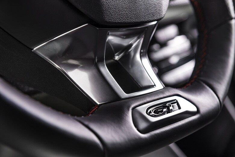 Há ainda a Sport 1.6 16V e câmbio manual, a Griffe 1.6 automática e a apimentada GT, empurrada pelo motor 1.6 THP de até 173 cv e câmbio manual de seis velocidades