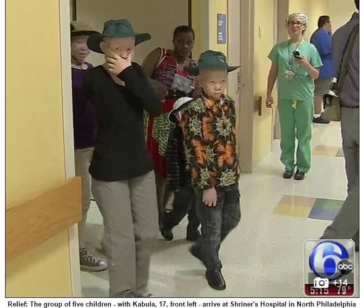 O albinismo afeta cerca de uma em cada 15 mil pessoas na Tanzânia, de acordo com dados da ONU. No ano passado, o governo local colocou os feiticeiros do país na ilegalidade, na esperança de parar os ataques contra os albinos. No entanto, a nova lei não conseguiu impedir a continuidade da crueldade   
             
Conheça o R7 Play e assista a todos os programas da Record na íntegra!