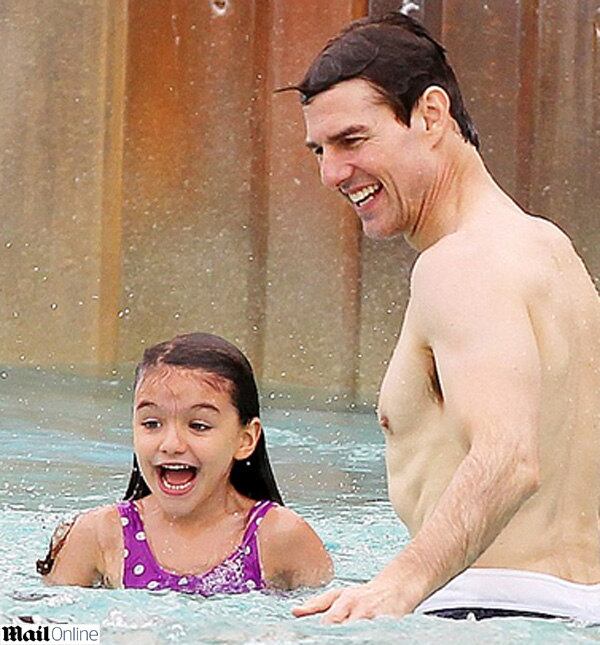 Suri, a filhinha deTom Cruise e Katie, tem um nome bastante polêmico. A atriz justificou a escolha do nome ao dizer que Suri significa "princesa" em hebraico, porém especialistas
afirmam que o significado correto seja “minha rocha é Deus”.

Há ainda linguistas que digam que Suri quer dizer
apenas “uma pessoa da Síria” e, para piorar, esta palavra se refere também aos
batedores de carteira, em japonês. Que confusão, não?
