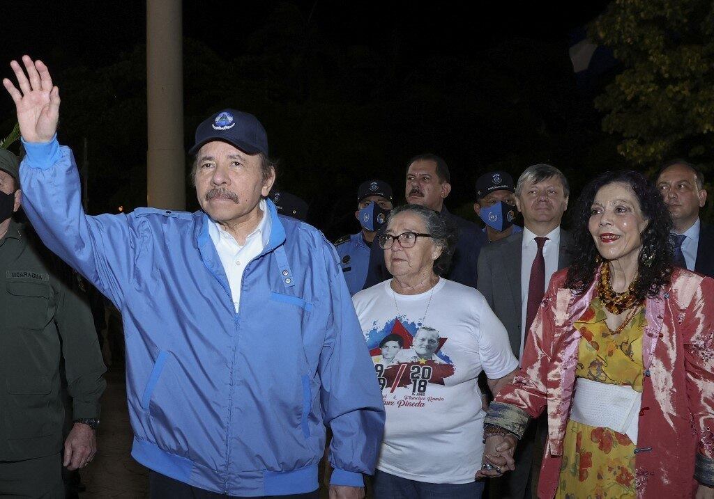 O presidente da Nicarágua, Daniel Ortega, acena para partidários