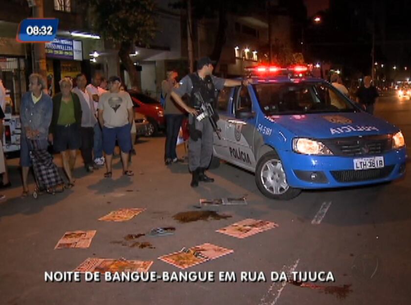 Uma das vítimas, o policial fingiu estar rendido, mas logo sacou a arma e disparou contra o bandido