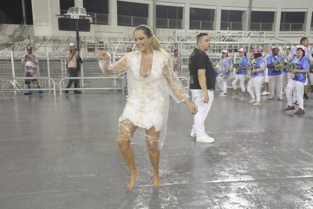 A atriz é rainha de bateria da Rosas de Ouro