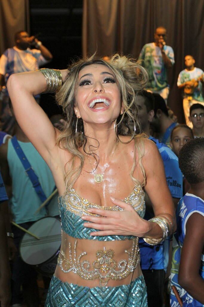 Sabrina Sato comemora aniversário na quadra da Vila Isabel