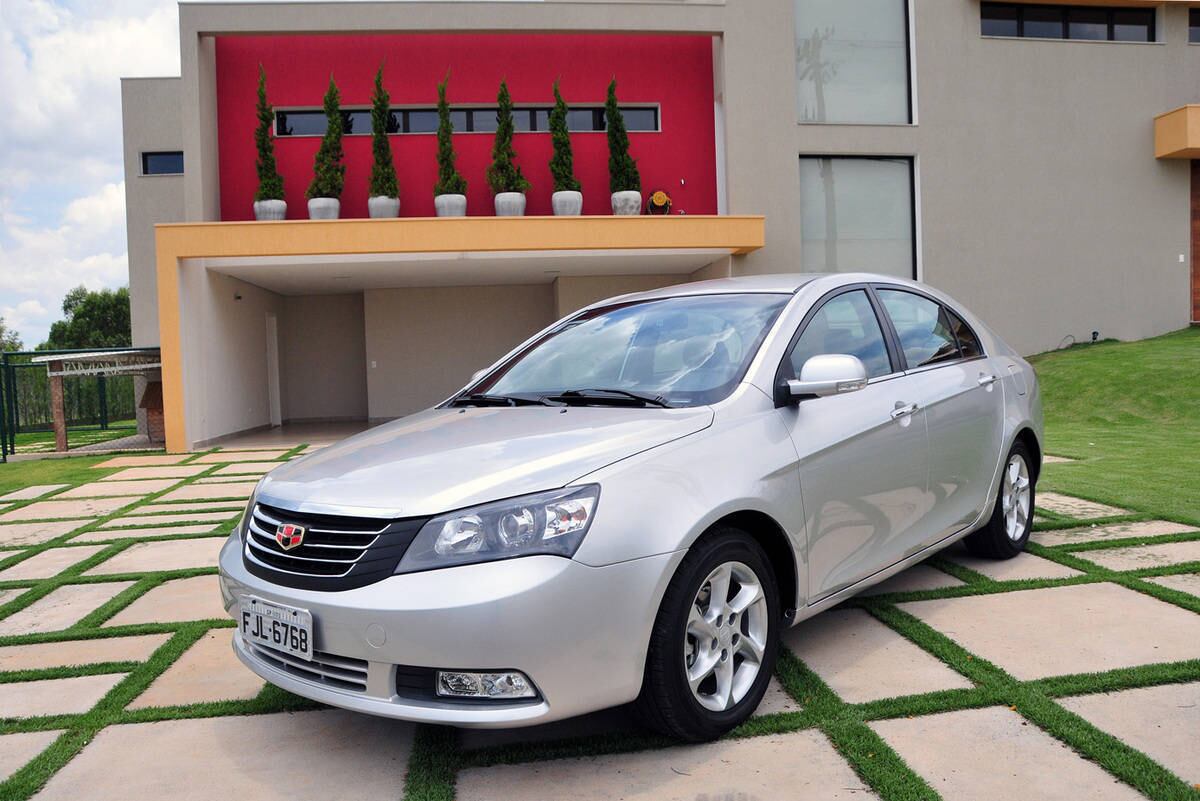 JANEIRO — A montadora chinesa Geely Motors estreou no Brasil com o sedã médio EC7, equipado com motor 1.8 a gasolina de 130 cv associado a um câmbio manual de cinco marchas, por R$ 49.900. Atualmente, a fabricante comercializa ainda o compacto GC2, com motor 1.0 litro de 3 cilindros e 68 cv, por R$ 29.900. LEIA MAIS

Leia mais notícias de Carros
