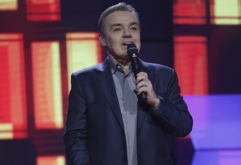 Já
estão garantidos na final, que será exibida no dia 12 de setembro, o cantor Gabriel
Camilo (Ibirité – MG), a backing vocal Prih Queiroz (Campo Grande – MS), o
cantor Vinny Fist (Fortaleza – CE), a estudante Yasmine Mahfuz (São Paulo –
SP), a cantora Débora Pinheiro (Rio de Janeiro – RJ) e a representante
comercial Naheda Beydoun (Berlim – Alemanha)