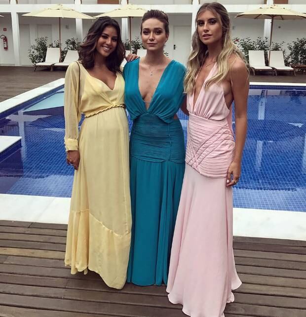 Yanna ao lado de outras convidadas do casamento 