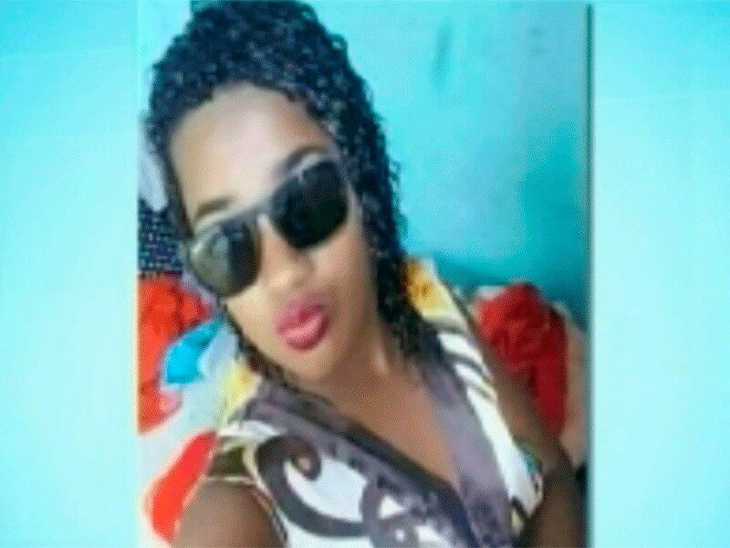 Uma adolescente de 16 anos foi esfaqueada pela própria prima, da mesma idade, na noite da última terça-feira (4), no município de Ubaíra, cerca de 270 km de distância de Salvador. Segundo informações, o crime aconteceu dentro do banheiro de uma escola da rede municipal de ensino. Após ser apreendida, a suspeita confessou o crime e alegou que estava sofrendo ameaças constantes de Grasieli Bispo Santos, porém, não informou por qual motivo