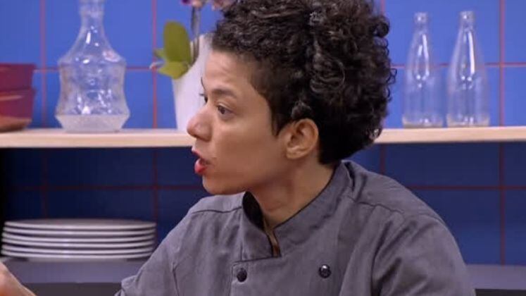 E não parou por aí! Depois da apresentação complicada, Manu e Ana discutiram no lounge, na frente das outras equipes. ''Me escuta, por favor! Desculpa a expressão grosseira, mas, às vezes, você prolonga demais as coisas'', disse Emanuele.
Preparado para mais emoções na cozinha? O Top Chef Brasil 4 estreia no dia 26 de julho, na tela da Record TV. Não perca!
