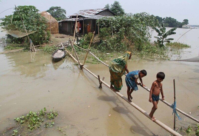  

Moradores de um vilarejo tentam atravessar áreas
alagadas com ponte de bambu improvisada em Assam, na Índia. As últimas chuvas
foram muito fortes e causaram deslizamentos de terra e enchentes em várias
regiões da índia e do Nepal

 