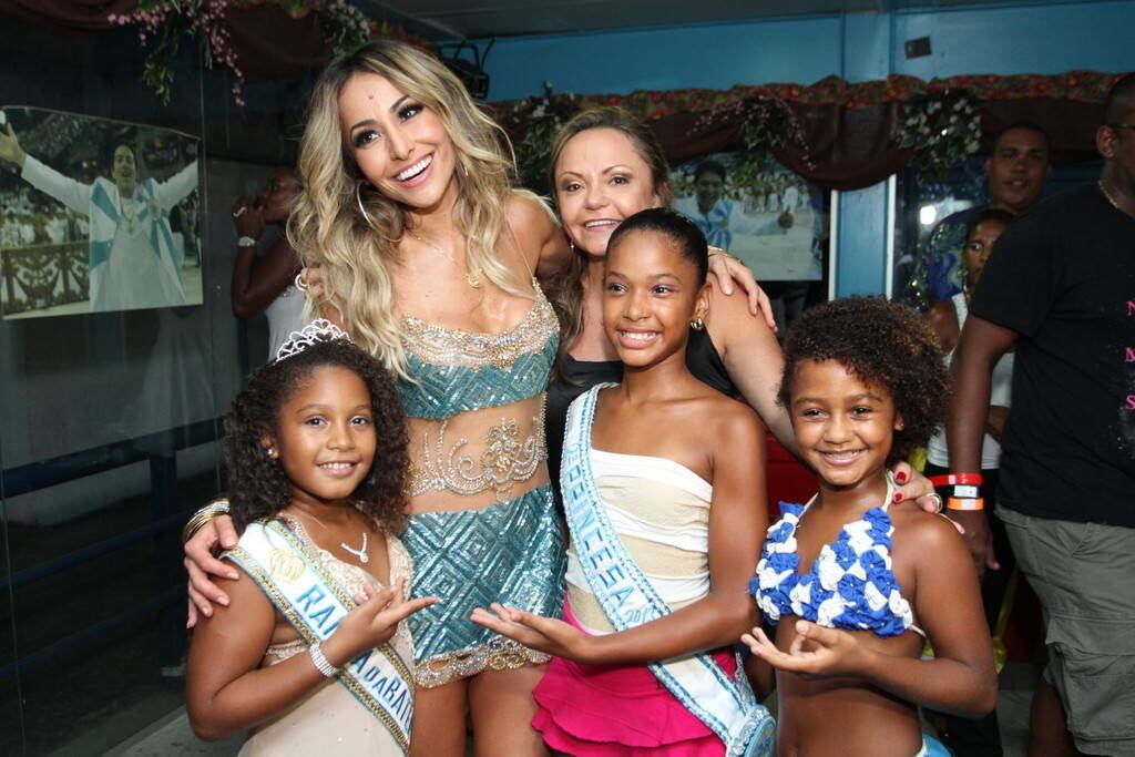 Sabrina Sato comemora aniversário na quadra da Vila Isabel