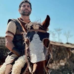 Ed Canedo anda a cavalo no set