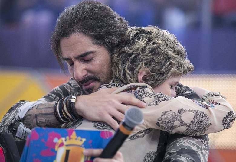 Ao reencontrar Lorena, o apresentador não segura as lágrimas, mas desta vez o motivo do choro é outro: a alegria de ver a convidada tão bem
•VÍDEO: Mion, Juju Salimeni e Mionzinho se sujam de lama durante "O Intelijegue"