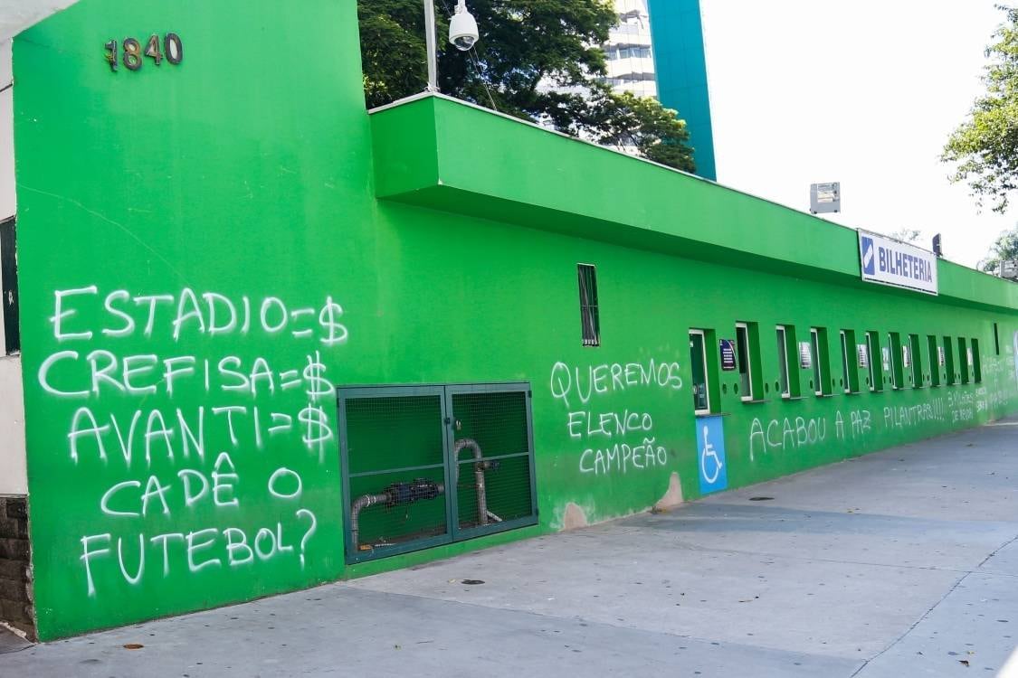 Uma série de frases ameaçadoras foram escritas nos muros da bilheteria do estádio

