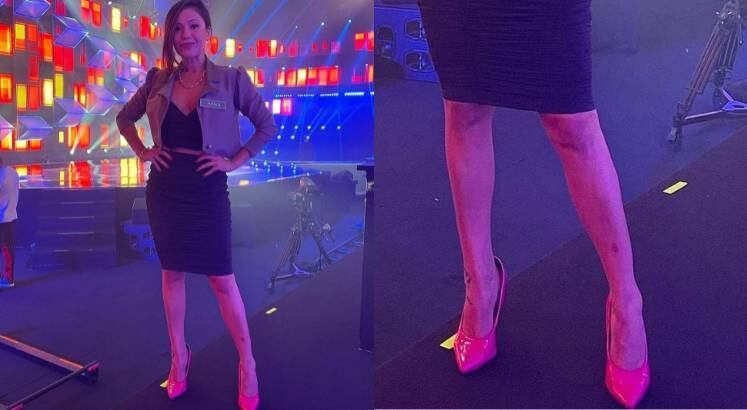 Natalia Koike estava super elegante com um pretinho básico, acompanhado por um casaco de mangas bufantes. Dando um toque de cor na produção, a jurada usou nos pés um scarpin rosa pink