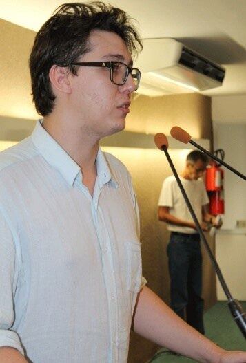 No último fim de semana, Xande participou de uma homenagem ao Chorão no programa Altas Horas (Globo) e até cantou com a banda famosa do pai. Logo uma legião de órfãos musicais do líder do Charlie Brown Jr se manifestaram e questionaram a atitude. Uns até sugeriram que o herdeiro iria também substituir o pai na banda