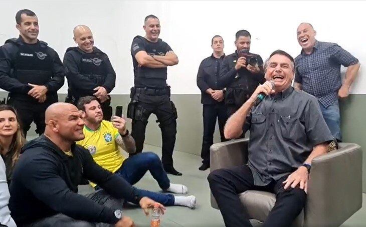 O presidente Jair Bolsonaro (PL) durante encontro com lutadores em São Paulo