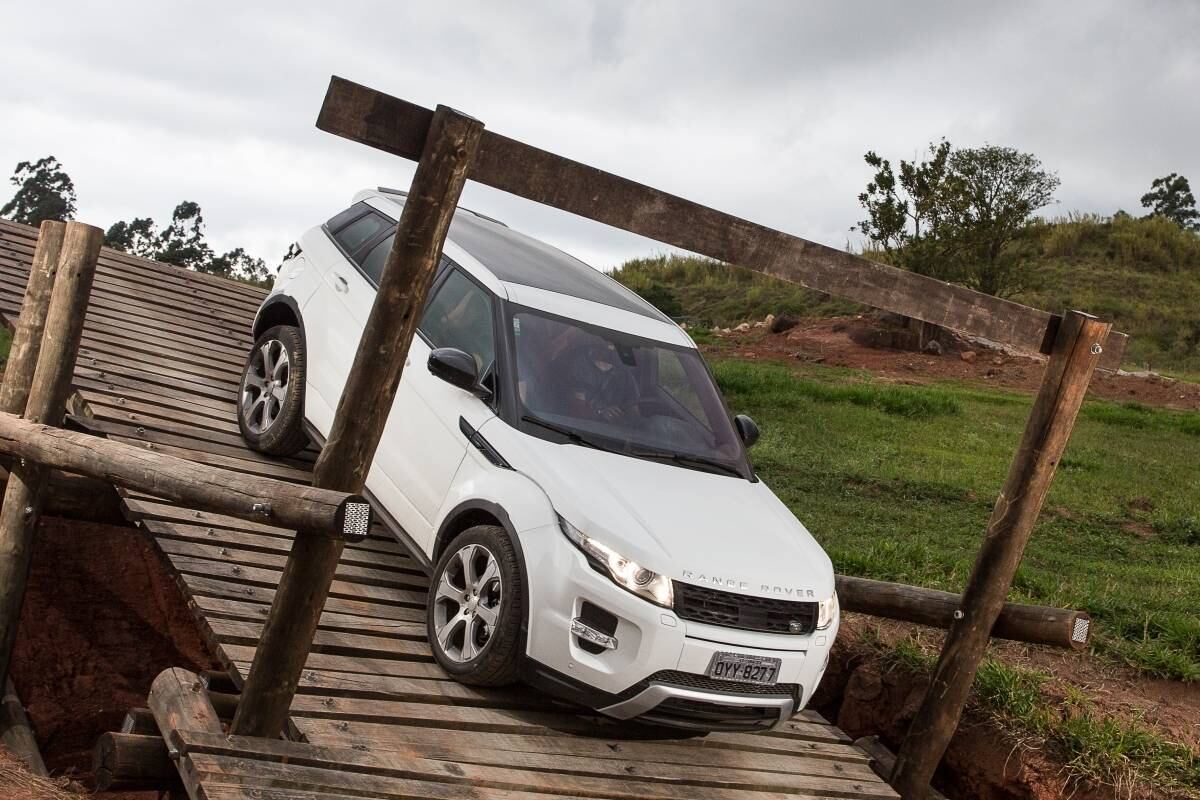 Com isso a primeira marcha do Evoque ficou bem mais curta, dando maior sensação de aceleração e permitindo um desempenho próximo ao de uma caixa reduzida, útil para trilhas íngremes. Leia a avaliação completa

Saiba tudo sobre carros! Acesse R7.com/carros
E confira os melhores preços de novos e usados em r7.icarros.com.br