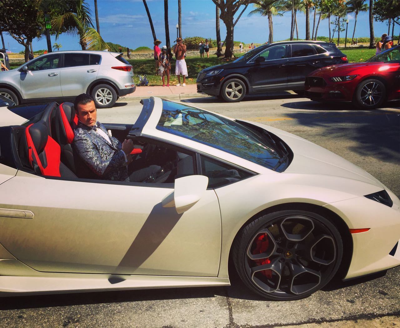 Em março deste ano, Daniel se mudou para Miami, onde continua trabalhando como modelo. Ele disse que está adorando!
— Já conhecia Miami de muitos trabalhos
anteriores. É uma cidade incrível,
mar do Caribe, temperatura perfeita e com aquela tranquilidade de poder
caminhar nas ruas a qualquer hora do dia sem se preocupar em ser assaltado ou
sequestrado. A falta de segurança sem dúvida nenhuma foi o fato
determinante para essa mudança