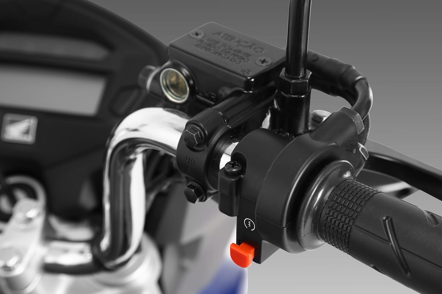 A Honda aproveitou a mudança de geração da CG e implementou alterações nos botões de seta, buzina e acionamento do farol. Porém não foi desta vez que a moto ganhou corta-corrente (que desliga o motor) e o lampejador do farol

Quer ler mais notícias sobre motos? Acesse www.bestriders.com.br
