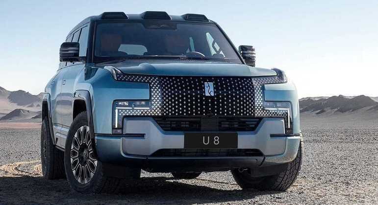 Dianteira traz uma ampla grade frontal fechada com elementos cromados