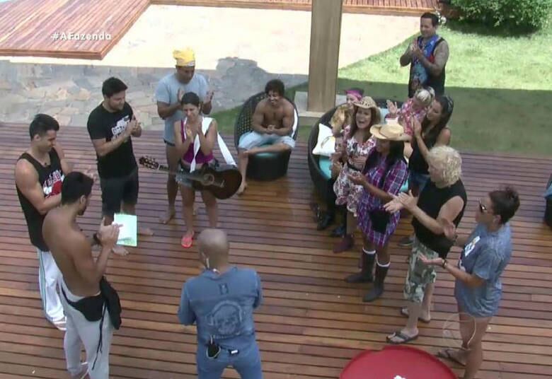 Marcelo também presenciou momentos de muita emoção, como a leitura da carta de despedida de Amaral, primeiro eliminado da temporada, com quem o modelo construiu uma grande amizade, apesar do pouco tempo de convivência

+ "Eu prefiro esquecer a Mara como jogadora", diz Douglas sobre ex-peoa de A Fazenda
+ Peões relembram trajetória de Amaral no reality e Rayanne afirma: "Ele é um cara muito iluminado"
+ Em atividade, Minerato fala sobre Thiago Servo: "Por mais que eu queira ele não vai sair da minha vida"
