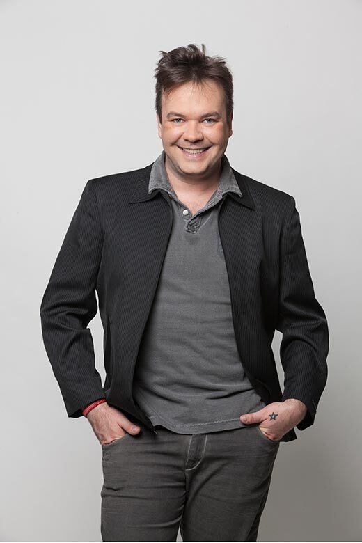 Durante o confinamento, ele chegou criticar Pepê e Neném,
protagonizando um dos momentos mais marcantes da edição. No episódio, o ex-peão
votou nas irmãs e justificou a escolha por causa do figurino das cantoras.
Segundo ele, as duas se vestiam como motoboys e entregadoras de pizza. Para se
desculpar, Felipeh pediu perdão dentro e fora da casa. Depois de se envolver em
tantas brigas, será que o jornalista gostaria de ouvir um pedido de perdão? Ele
mesmo respondeu
+ Vídeo: Wanessa e Pixote animam o Legendários deste sábado (22)
+ Alguns anos e muita academia depois… Veja a transformação da menina Juju Salimeni em mulherão
+ Legendários também está no Facebook. Curta!
+ Siga a atração de Marcos Mion no Twitter!