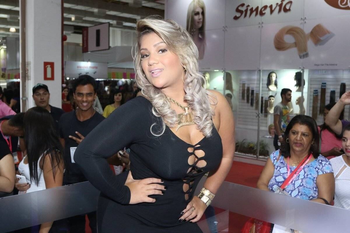 Mulher Filé e Mister Brasil se divertem em feira de beleza em São Paulo