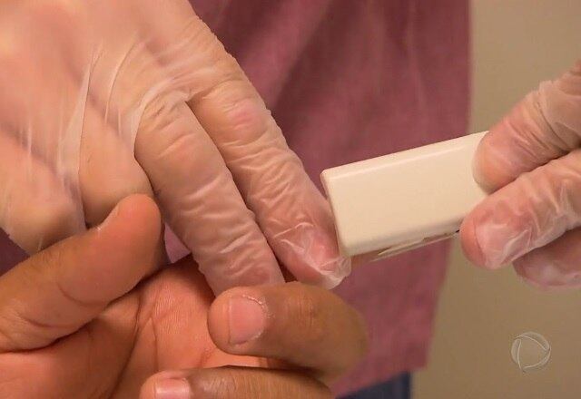 Jayme Murahovschi, um dos pediatras mais respeitados do Brasil, diagnosticou essa paciente: "É um distúrbio psicológico, mental e social que ela reflete na criança. Por que? Para chamar atenção para ela. No fundo, ela quer atenção sobre ela"

