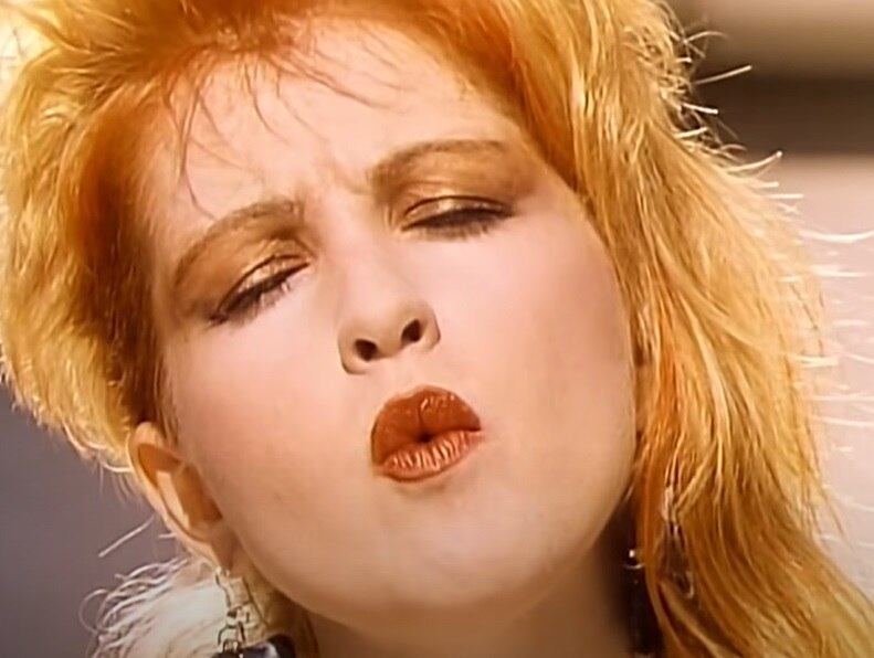 A personalidade da cantora e o estilo contagiante fizeram com que Cindy Lauper virasse um grande sucesso nos anos 80. A música em questão virou um hino feminista e super importante pro período.