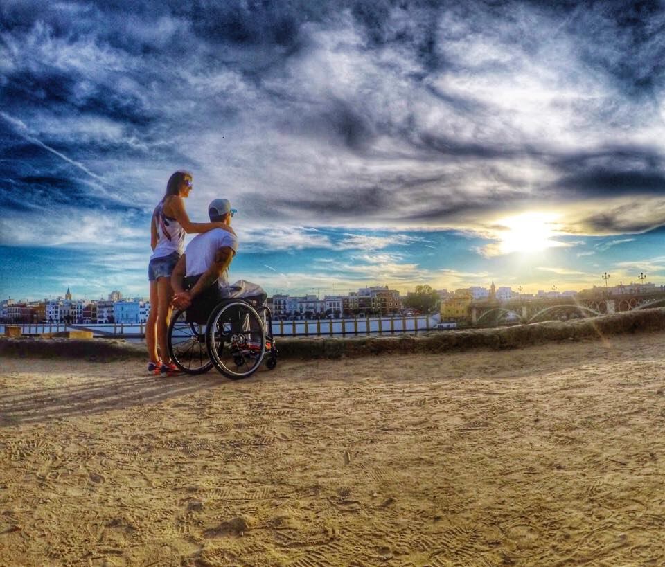 O atentado de 11 de setembro quase ameaçou a permanência de Fernando nos Estados Unidos, já que a mãe ficou muito preocupada.

— Em uma manhã, recebi uma ligação de minha mãe dizendo que estava havendo uma guerra nos Estados Unidos. Mal sabia eu que estava na cidade do atentado ao World Trade Center. Isto gerou um caos, pois não podíamos fazer nada além de esperar em casa para saber o que estava acontecendo. Passamos dias na indecisão, porém resolvi que não voltaria ao Brasil, pois aquela seria uma oportunidade única. A partir de então, vários trabalhos surgiram, como campanhas da Abercrombie & Fitch com um dos maiores fotógrafos do mundo, Bruce Weber. Desfilei para Calvin Klein e outros trabalhos um pouco menores, como Coogi Austrália. Ao final da temporada e do ano retornei ao Brasil
