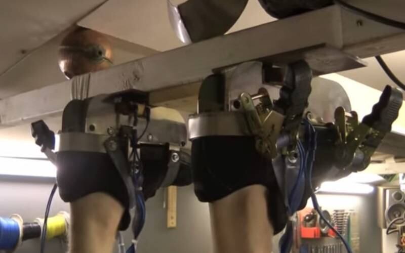 Furzi disse que os sapatos podem ser úteis para fugir de um congestionamento e uma estação ferroviária, caminhando por cima da cabeça de todos