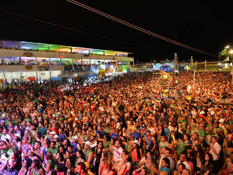 A primeira noite de shows da Vaquejada em Serrinha foi dominada pela sofrência. Os cantores Tayrone e Pablo fizeram o público arrochar e lembrar das desilusões amorosas durante a festa Bezerro Manhoso, nesta sexta-feira (4).

Experimente grátis toda a programação da Record no R7 Play!
