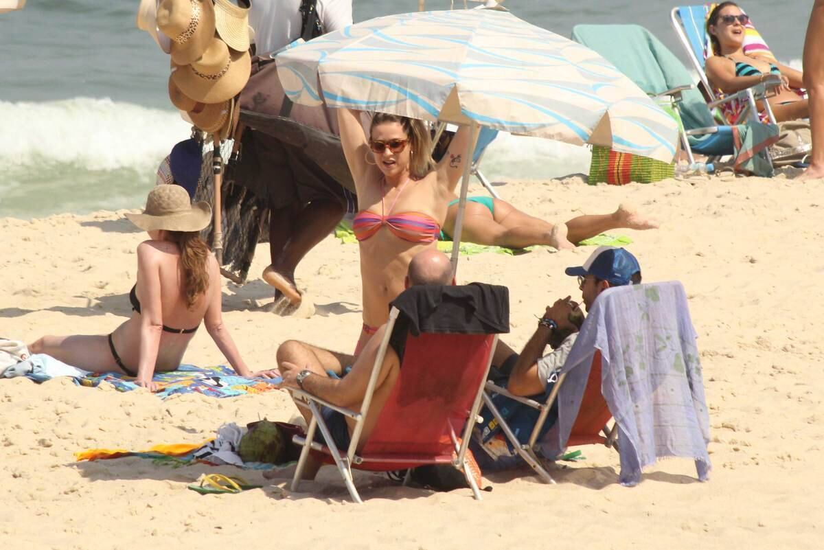 Luana Piovani e Pedro Scooby curtem dia de praia no Rio de Janeiro