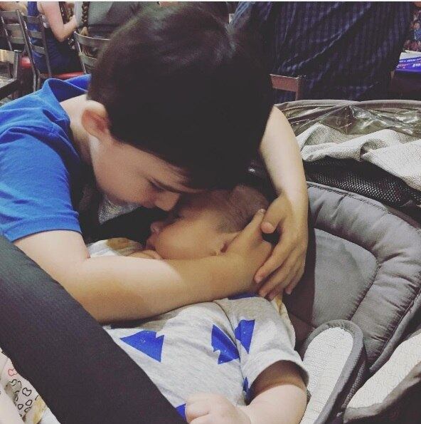 Sheryl Blanksby, mãe de dois meninos em Perth, na Austrália,
costuma dividir com seus amigos e seguidores momentos dos filhos. William, de
três anos, e Thomas, de quatro meses, são muito companheiros, conta a mãe