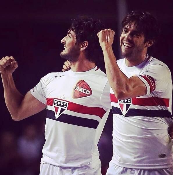 Na terceira posição no Campeonato Brasileiro e nas quartas de final da Sul-Americana, o São Paulo tem na dupla Alexandre Pato e Kaká os principais responsáveis pelo bom futebol apresentado no segundo semestre do ano. Porém, o meia vai embora em dezembro e já preocupa os são-paulinos, afinal o desempenho do atacante depende muito do amigo

Vídeo: Marias-Chuteiras garantem o lado divertido do futebol
