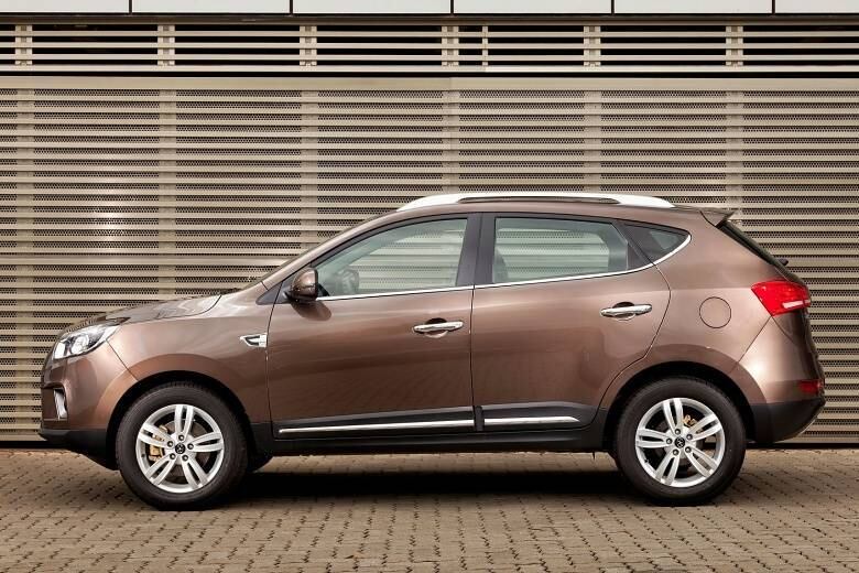 Com














4,47 metros de comprimento, por 1,84 m de largura,
1,67 m de altura e 2,64 m de distância entre-eixos, o JAC T6 é grande por fora e por dentro, com espaço para até cinco adultos e um porta-malas de generosos 610 litros