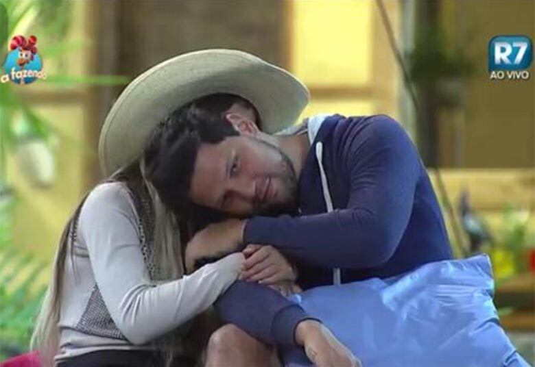 Após tocar o sino, Thiago causou polêmica ao tentar se comunicar com os participantes da oitava temporada de A Fazenda.
— Eu tentei me comunicar de helicóptero e infringi uma regra do programa
+ Justus lamenta ausência de Mara Maravilha em noite da lavagem de roupa-suja
+ Ana Paula parabeniza Douglas pela vitória: "Estava escrito nas estrelas pra esse carinha ganhar"
+ Douglas Sampaio é o campeão de A Fazenda 8. Relembre a participação do vencedor