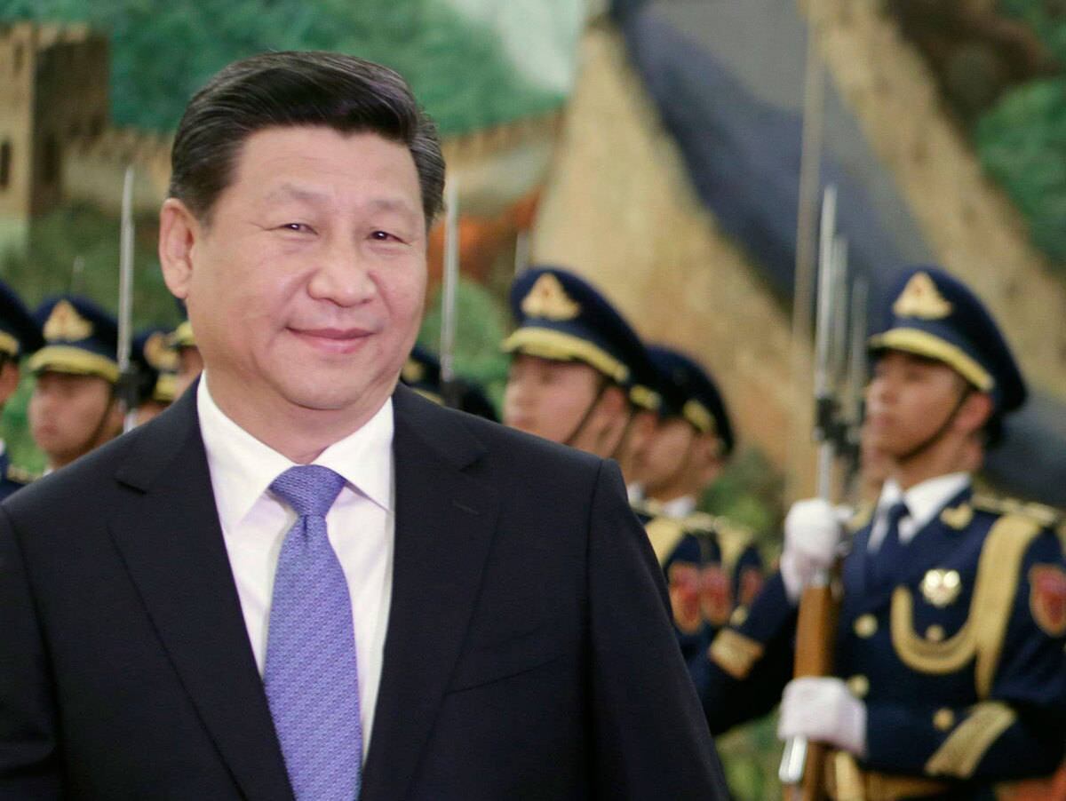 Xi Jinping tem todas as características para ser o líder supremo da China, e depois de dois mandatos, se tornou o que alguns chamam de "o mais poderoso governante do país desde Mao Tsé Tung".
Ele tem feito medidas econômicas favoráveis ao país e está lutando contra a corrupção de forma acirrada.
De acordo com a Forbes, Jinping, de 63 anos, continua sendo a terceira pessoa mais poderosa do mundo