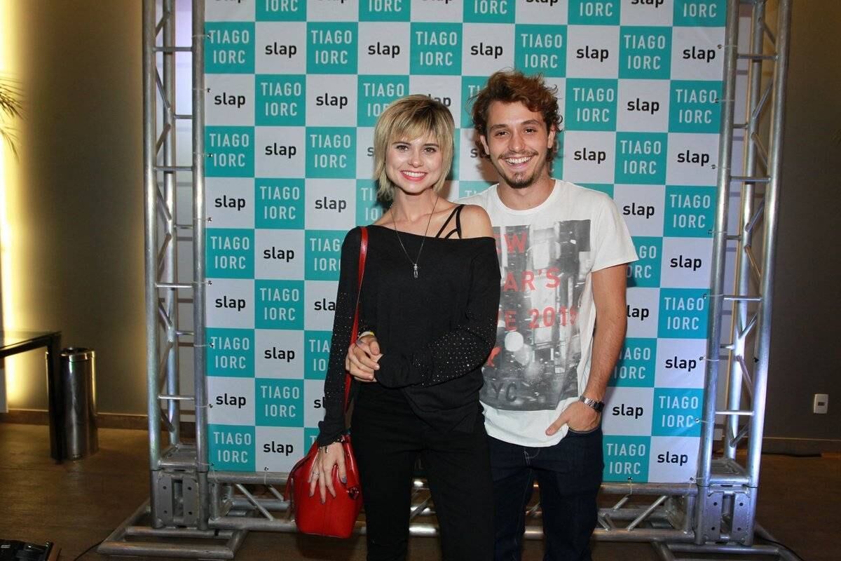 Julianne Trevisol e o namorado, Christian Monassa, curtiram o show de Tiago Iorc
