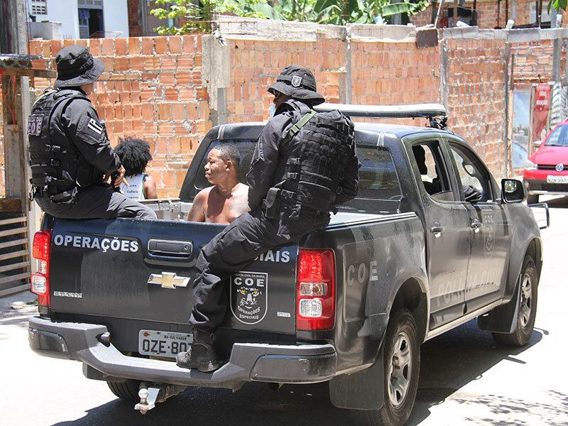 Autuado por porte ilegal de arma, ele é o principal suspeito de ter matado Raiane Pereira Fonseca, ex-companheira de Ânderson Rodrigues de Almeida, traficante de apelido 'Da Bruxa', em junho deste ano, naquela área