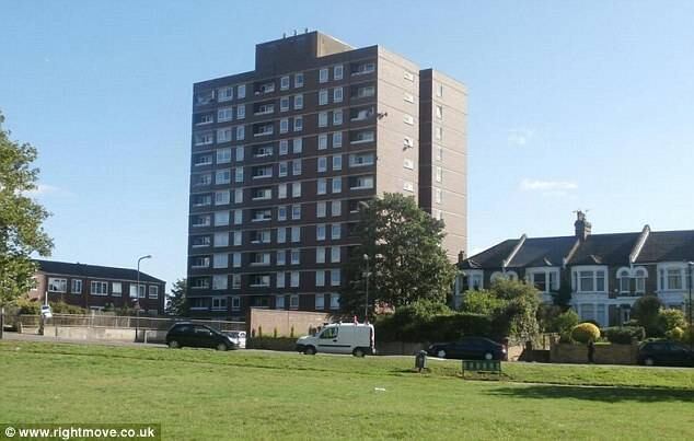 O prédio acima é outro que oferece uma quitinete de um quarto por R$ 395 mil (99,5 mil libras)